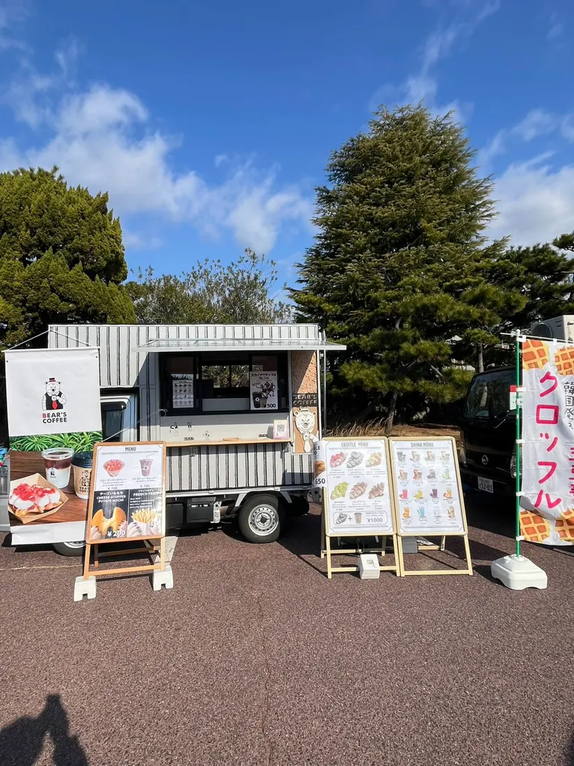 青空の下のキッチンカー