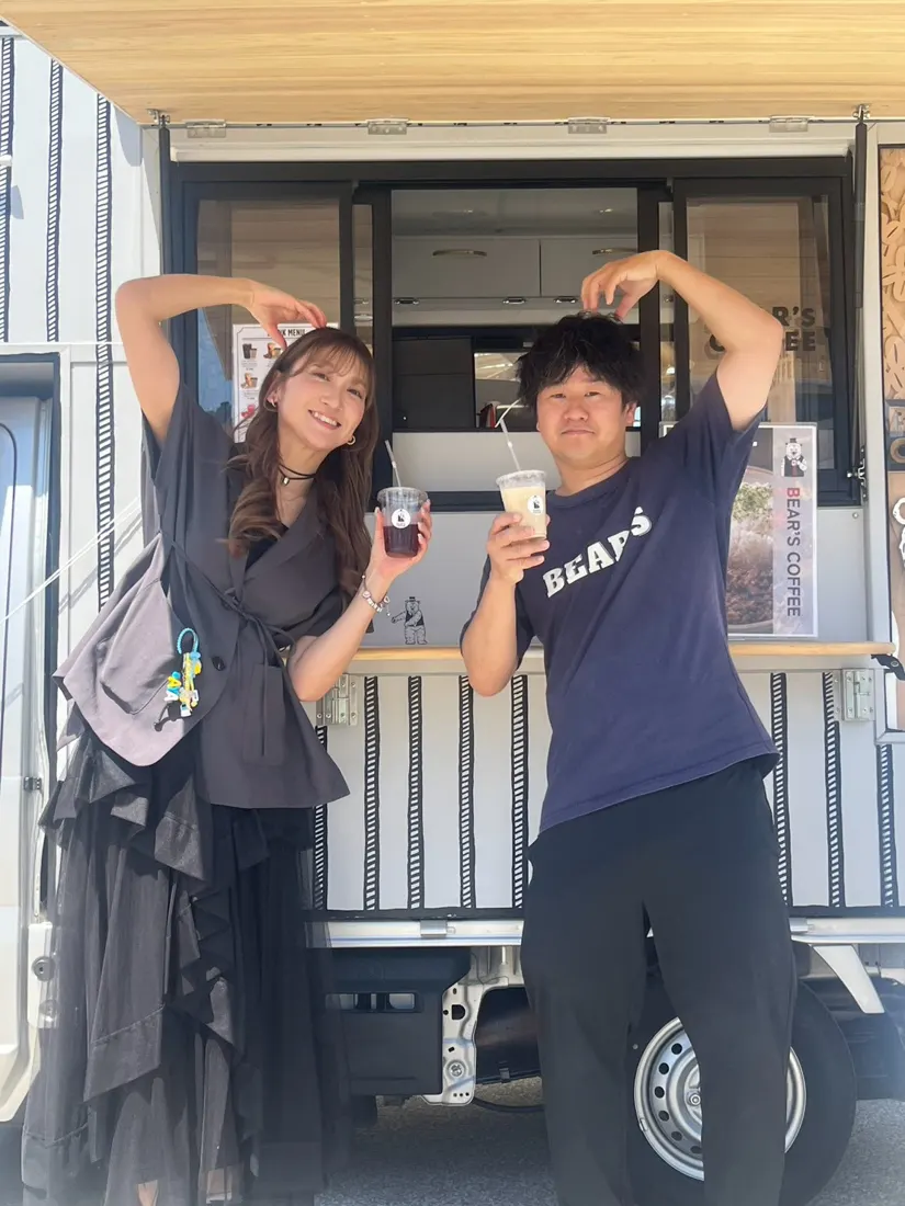 キッチンカーの前でハートのポーズ