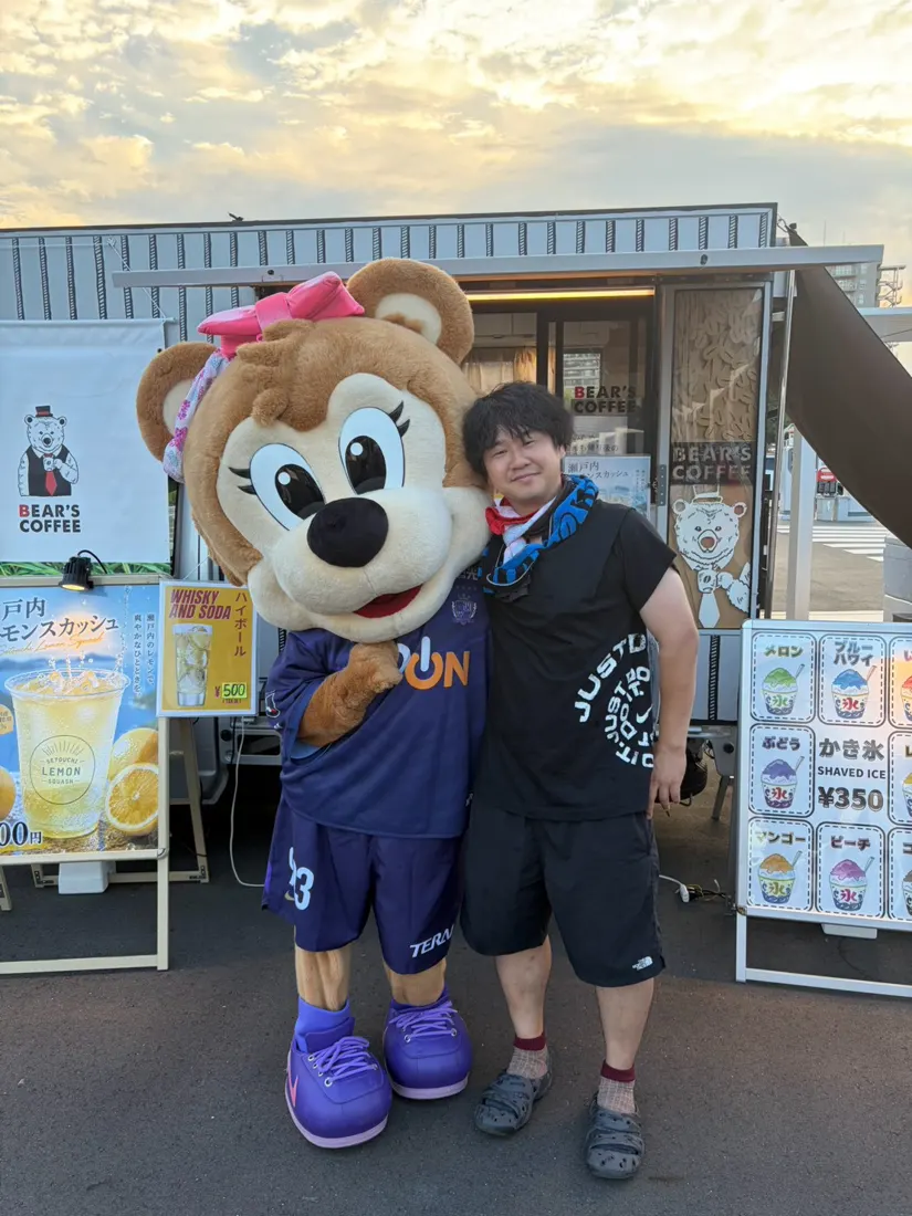 クマのマスコットと一緒に