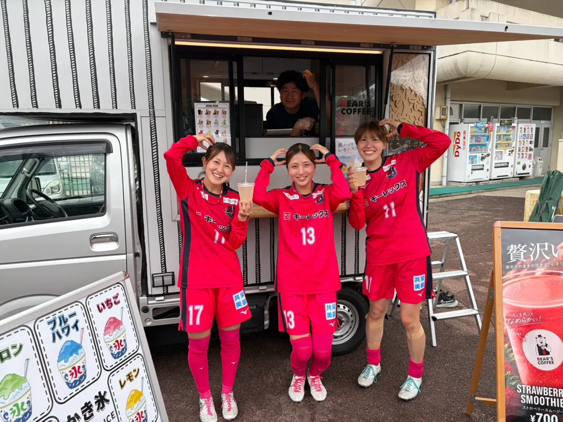 サッカー選手のみなさんとキッチンカー