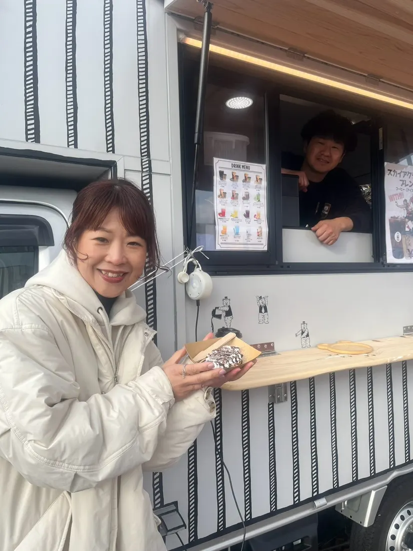 キッチンカーの前で笑顔のお客さん