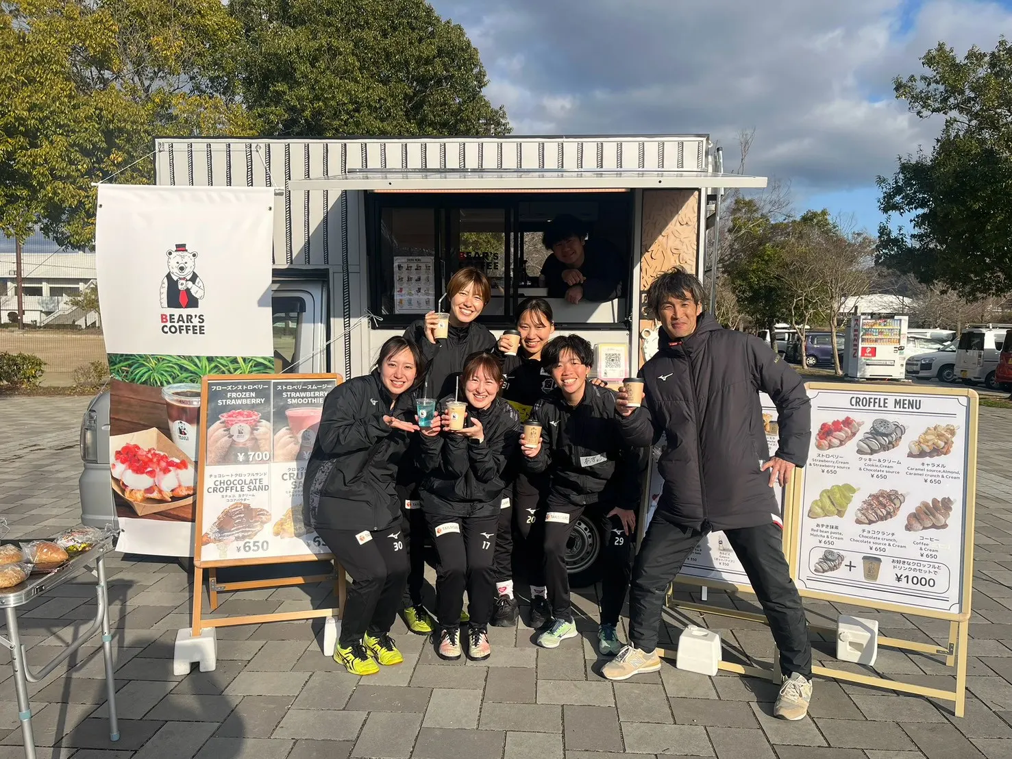キッチンカーの前で、スタッフとお客さんの集合写真
